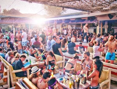 «Αυτά είναι για τη νεολαία»: Τρία πράγματα που δεν ξανακάνεις ποτέ το καλοκαίρι μετά τα 35